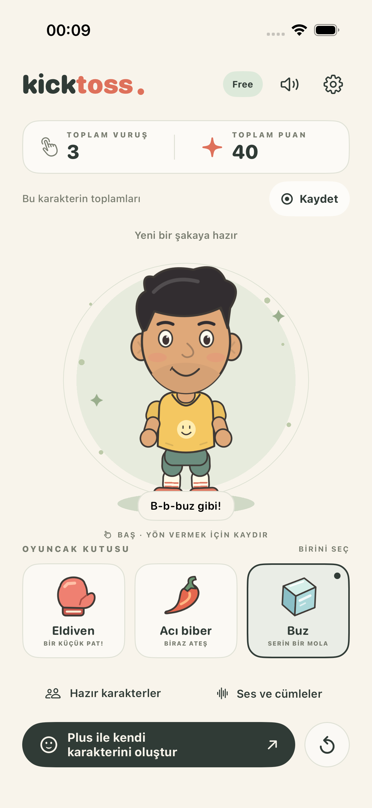 KickToss oyun alanında çizgi karakter ve üç oyuncak